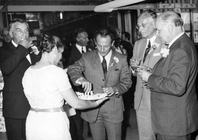 171509 Afbeelding van de receptie tijdens de opening van de verbouwde lijnwerkplaats van de N.S. te Leidschendam, met ...